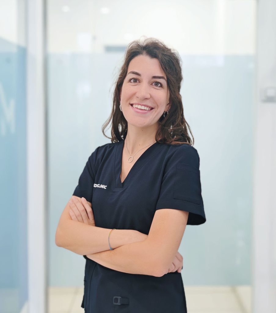 Implantologa-Rocio_Bujaldon_Clinica_dental Medyclinic_Granada