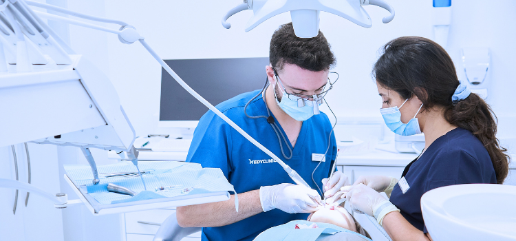 ortodoncia invisible con implantes dentales